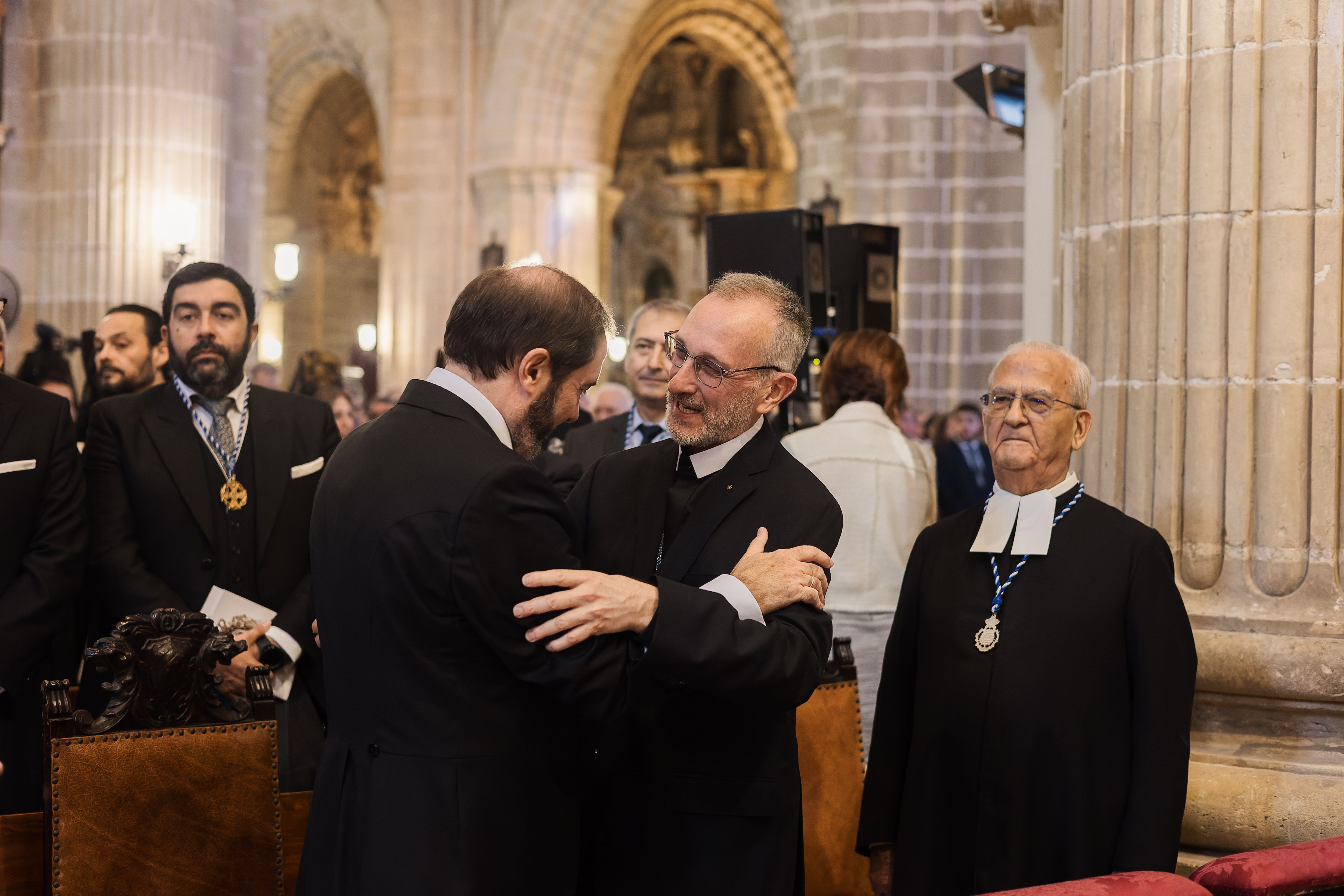 El hermano mayor saludando al vicario general de La Salle a su llegada a la Catedral.      CANDELA NUÑEZ 