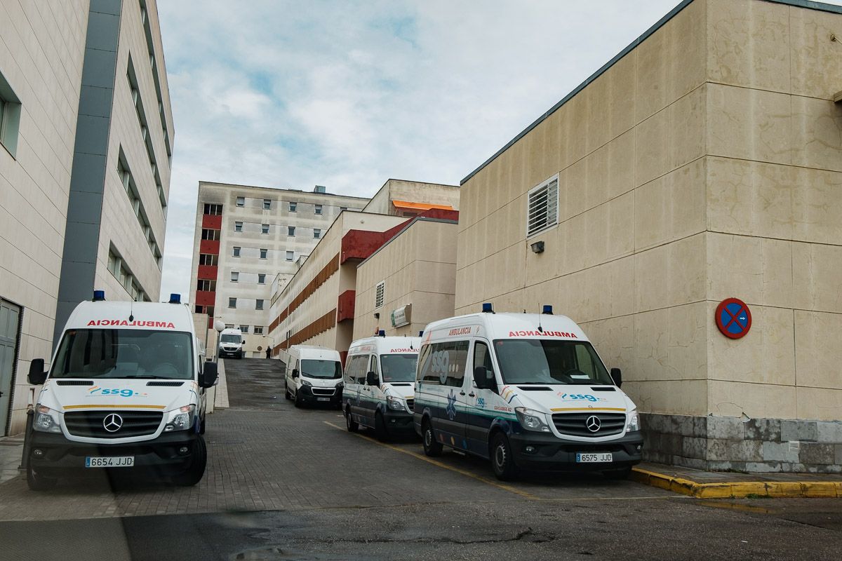 Ambulancias en el entorno del Hospital de Jerez. FOTO: CANDELA NÚÑEZ