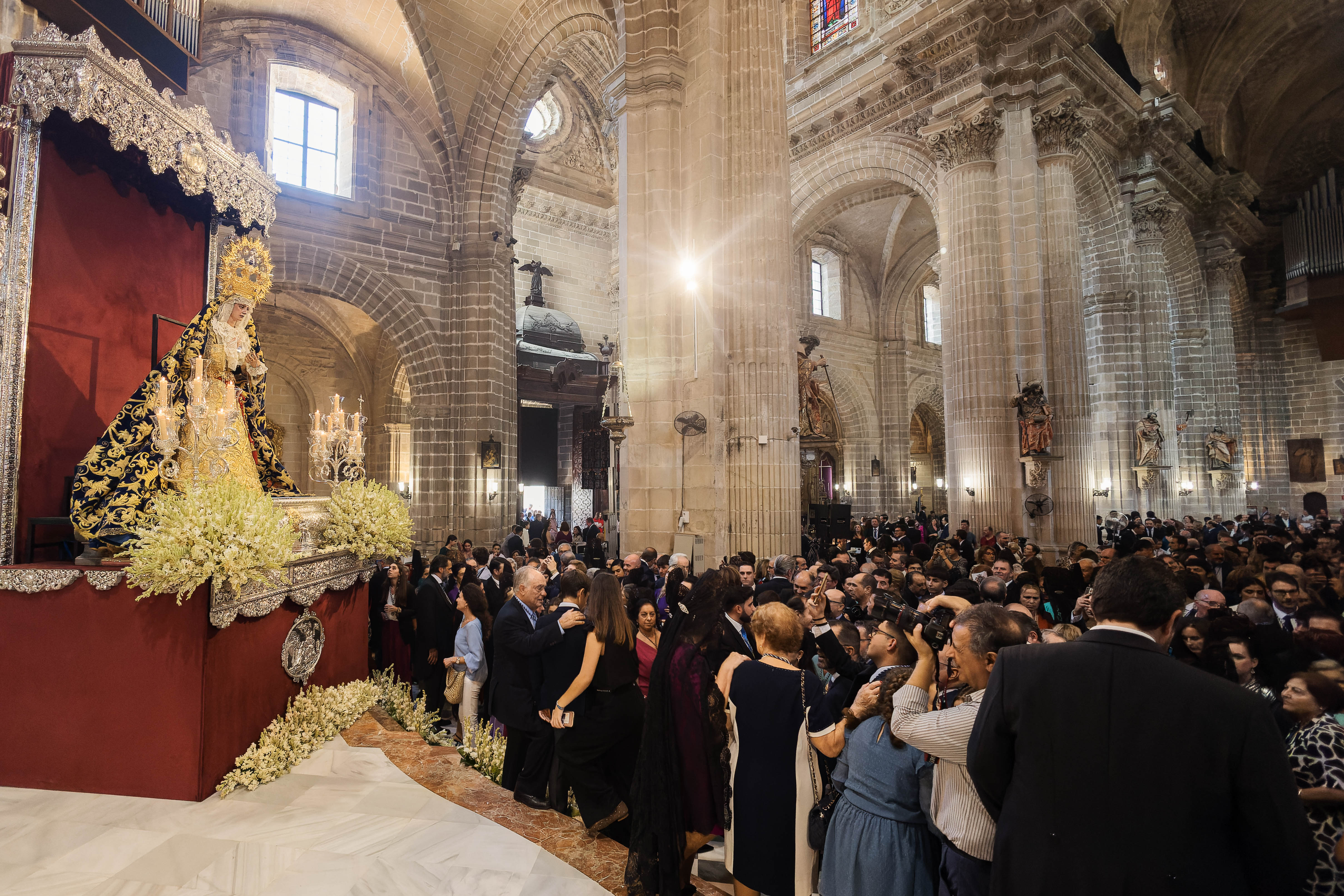 La Virgen en su altar al final de la misa.     CANDELA NUÑEZ 