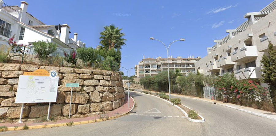 La urbanización de Mijas donde se precipitó la mujer, un posible caso de violencia de género.