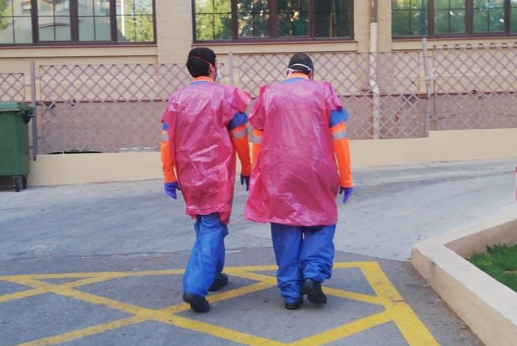 Personal de ambulancias usando bolsas de basura a falta de EPI, en Andalucía, a mediados de marzo.