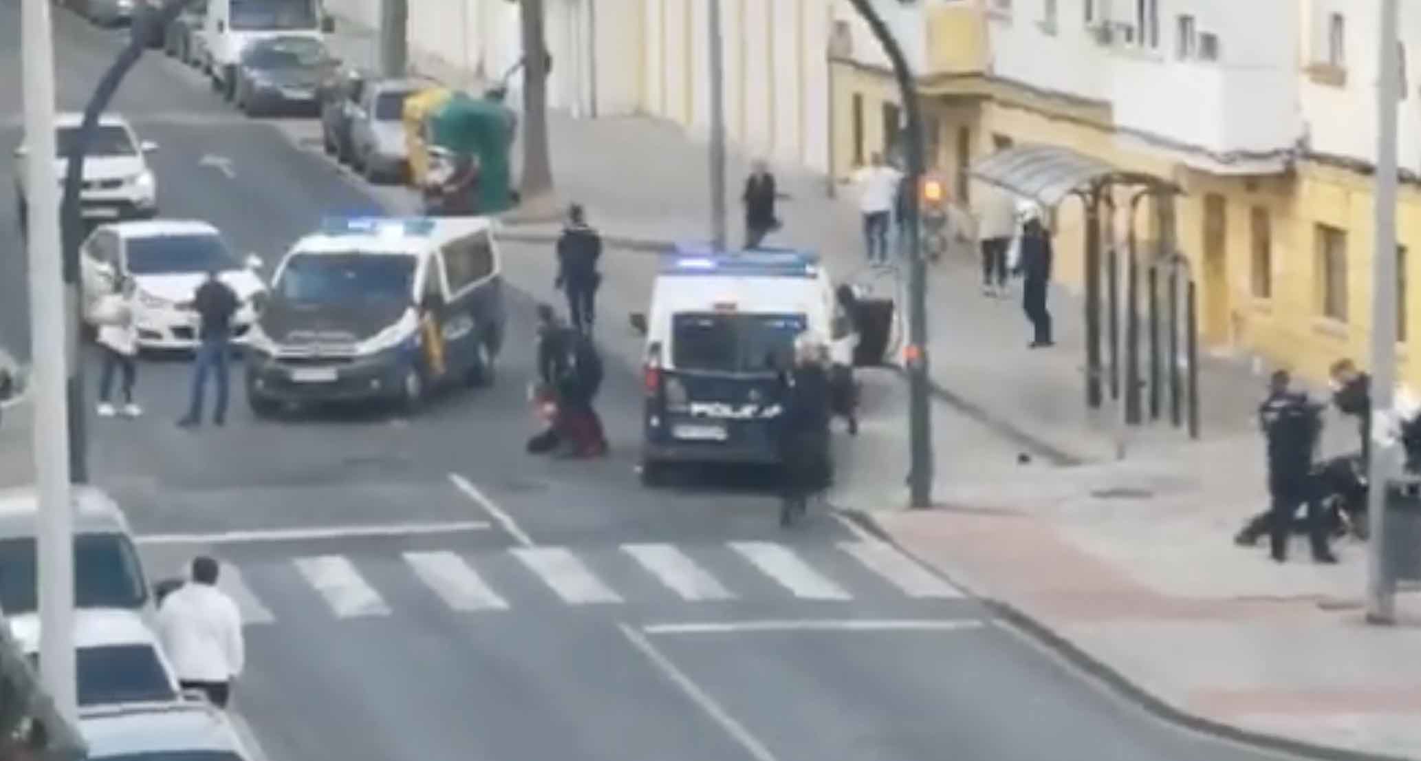 Intervención policial en el Cerro del Moro, en Cádiz, por desobedecer el estado de alarma.