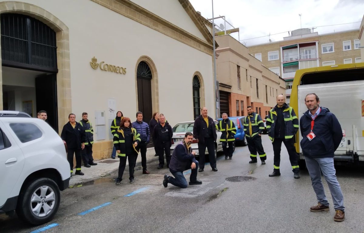 Los empleados de Correos en Jerez que se encuentran sin equipos de protección. FOTO: Cedida