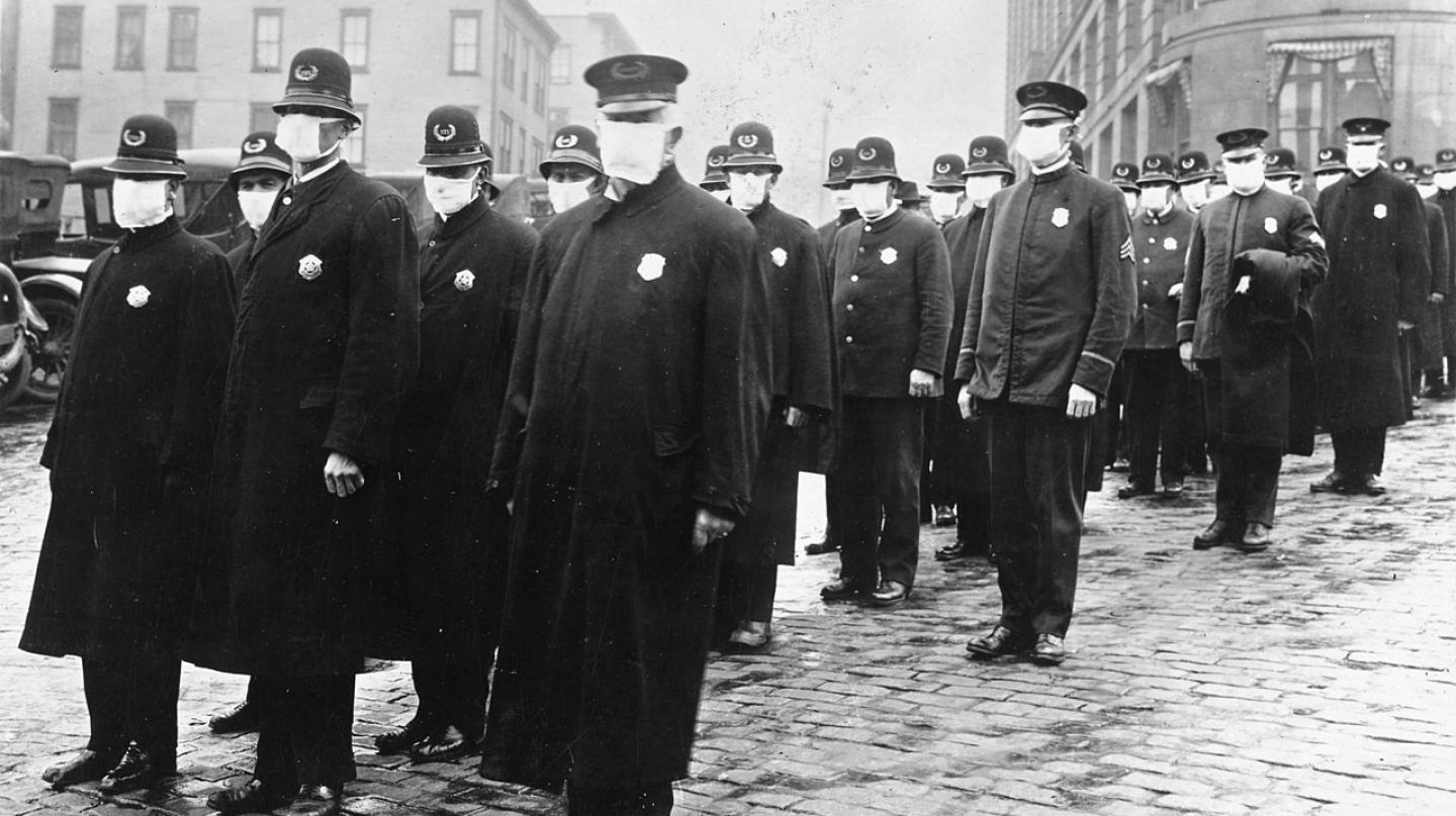 Policías en Washington durante la pandemia de gripe española de 1918.