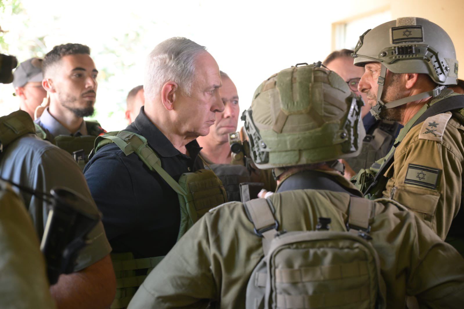 Benjamin Netanyahu, presidente de Israel, arengando a sus tropas.