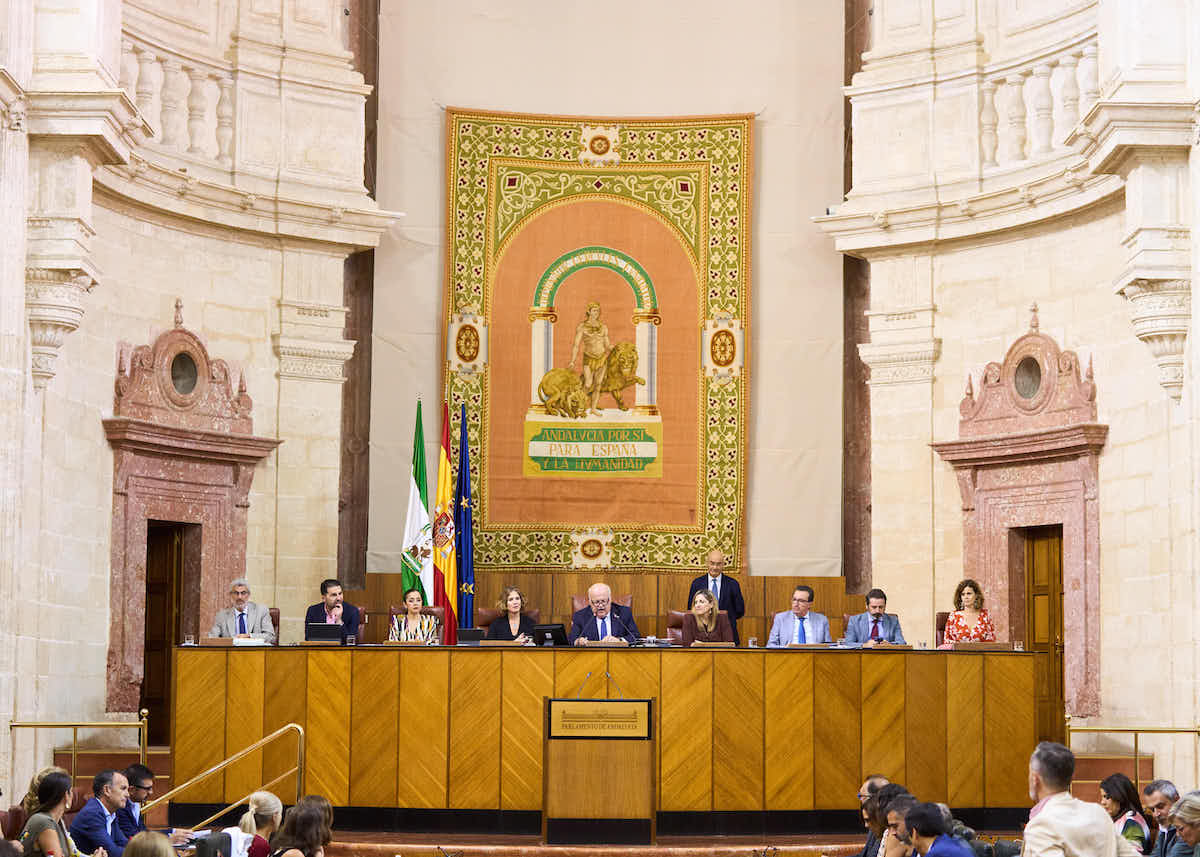 Jesús Aguirre, presidente del Parlamento andaluz, con el resto de miembros de la Mesa.