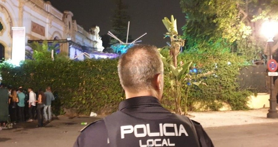 Un agente policial, cerca del Lope de Vega de Sevilla, donde se produjo el suceso.
