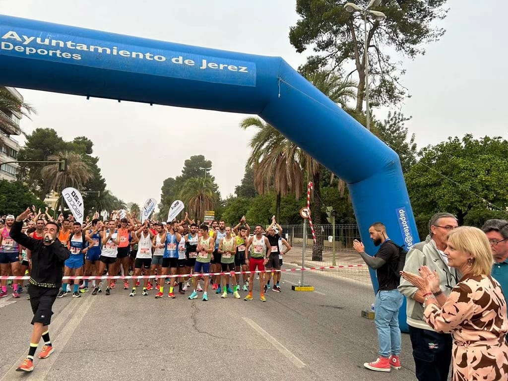 La alcaldesa, en la salida de la media maratón Ciudad de Jerez.