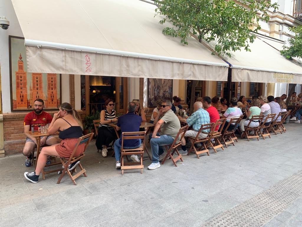 Clientes en veladores de bares de Sevilla.