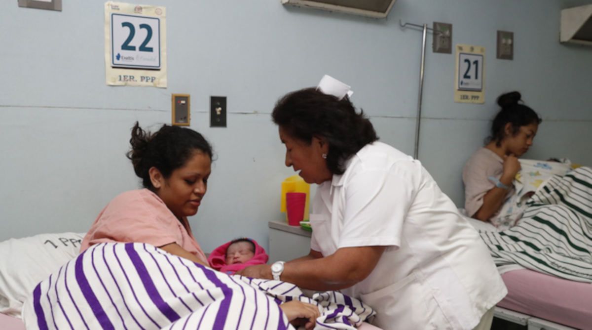 Una enermera en un hospital de Guatemala.