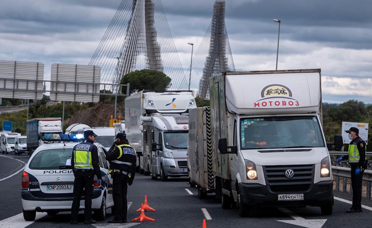 La Guardia Civil y la Policía Nacional controlan los seis pasos fronterizos que Andalucía tiene con Portugal, en una imagen de Canal Sur.
