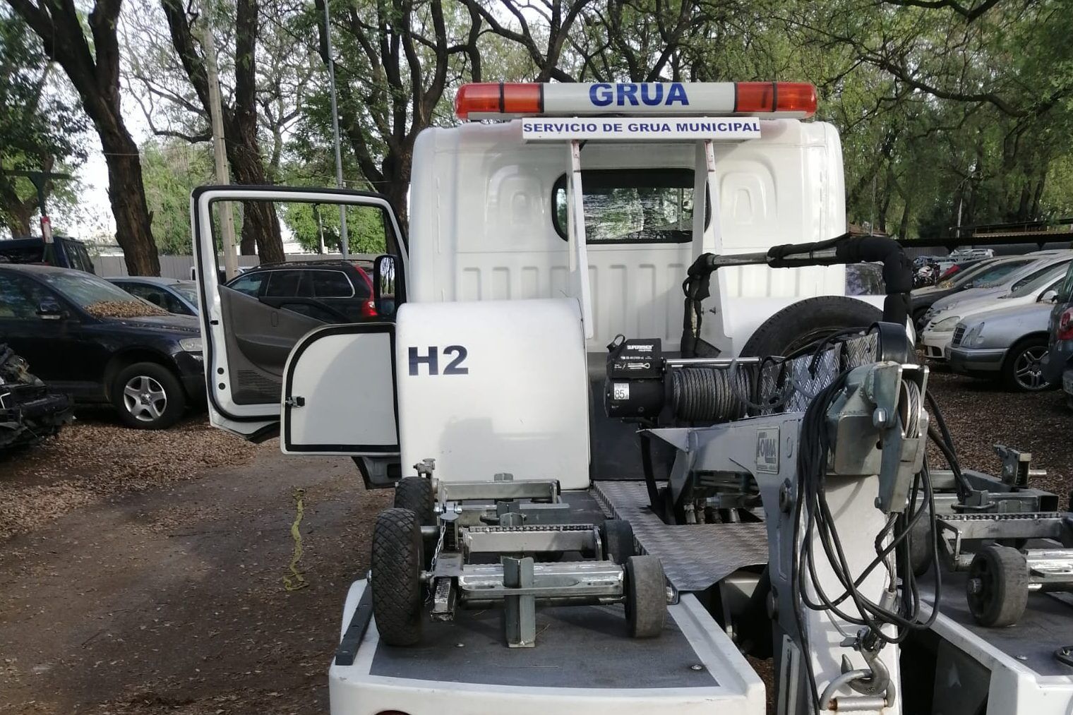 Una grúa municipal de Sevilla, en una imagen de archivo.