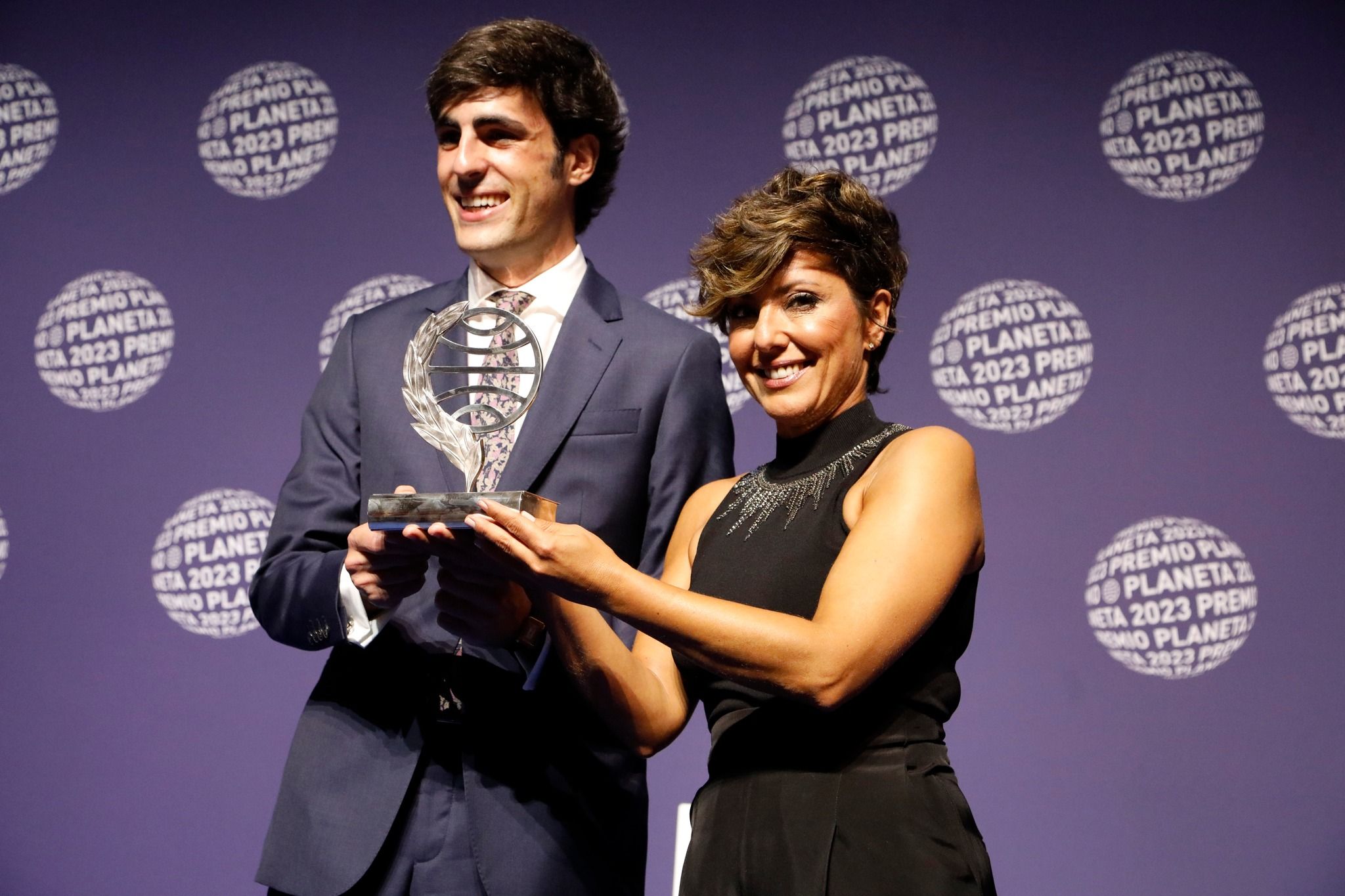 Sonsoles Ónega posa con el Premio Planeta en sus manos, en una imagen del grupo editorial.