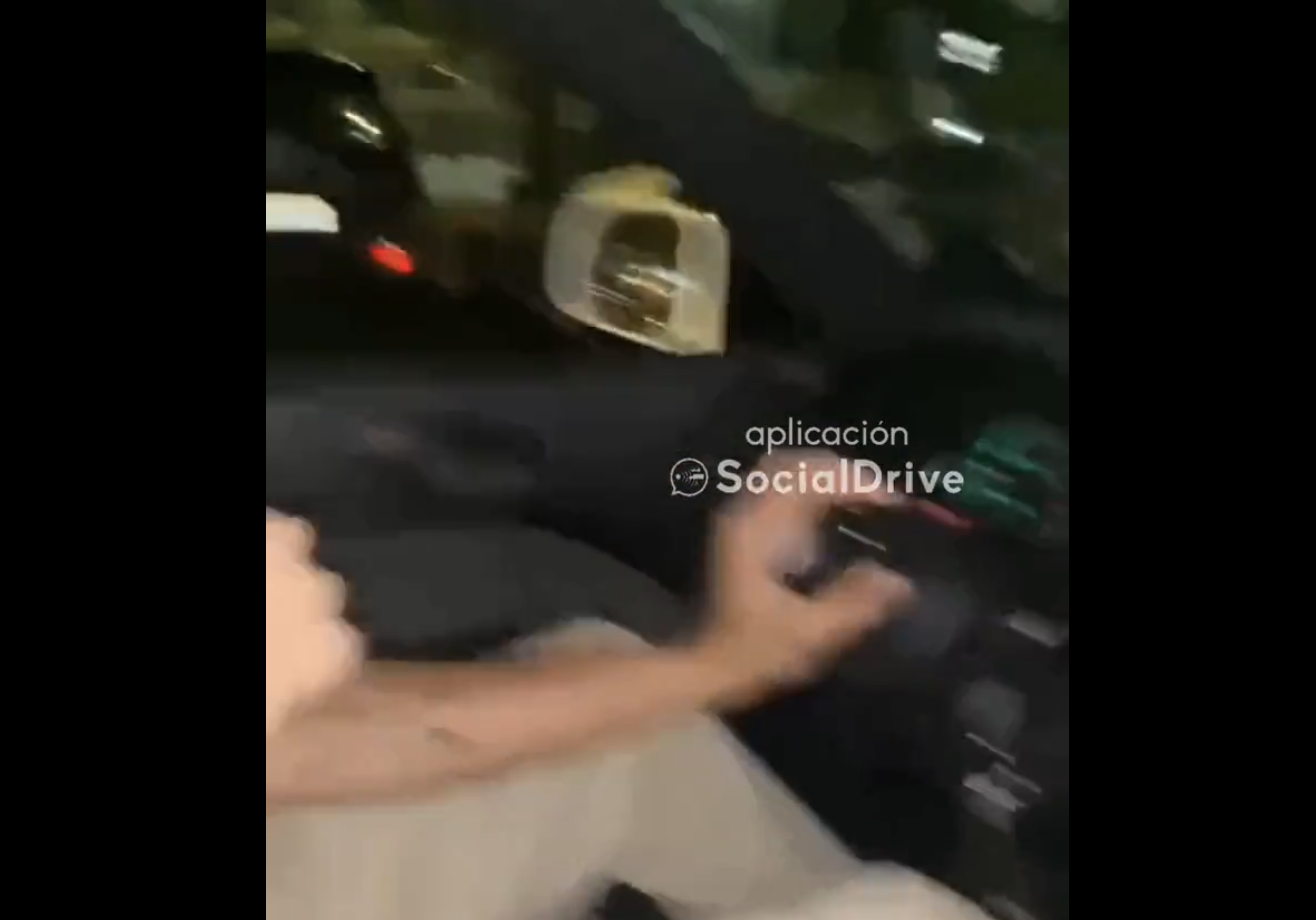 El descerebrado del día: conduce sin volante en el coche por las calles de Sevilla.