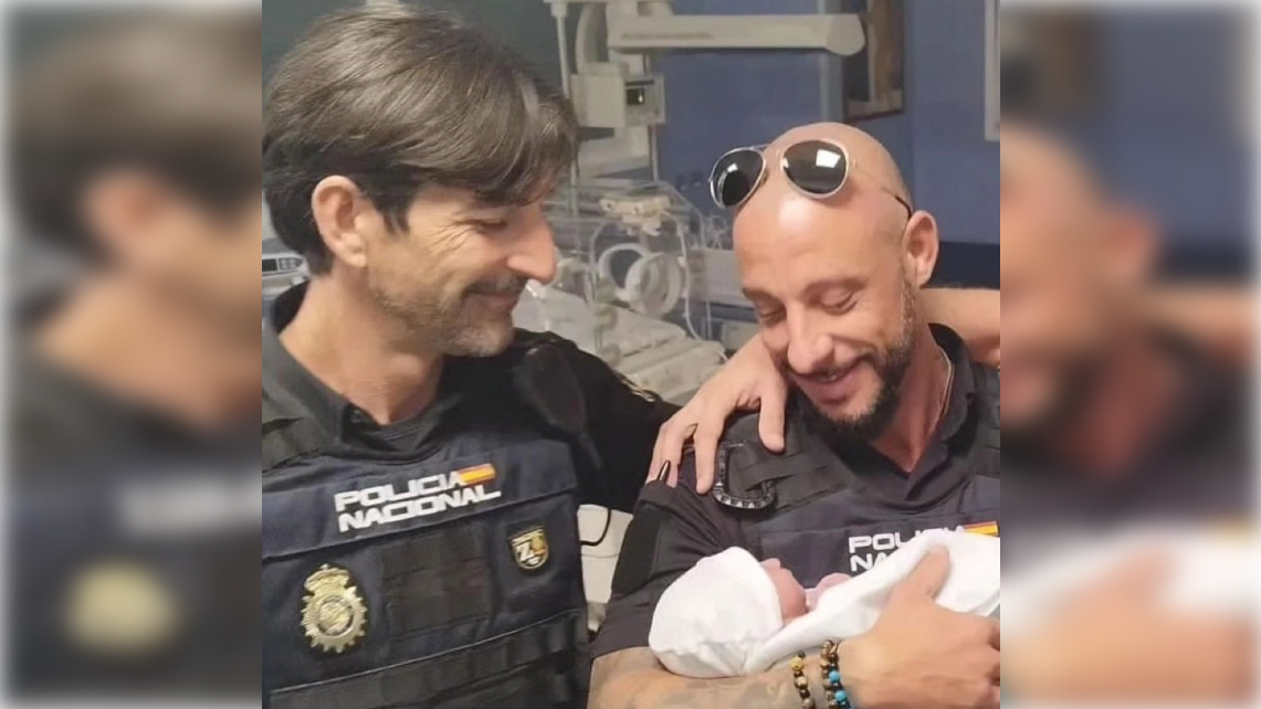 Los dos agentes de la Policía Nacional que salvaron a la bebé.