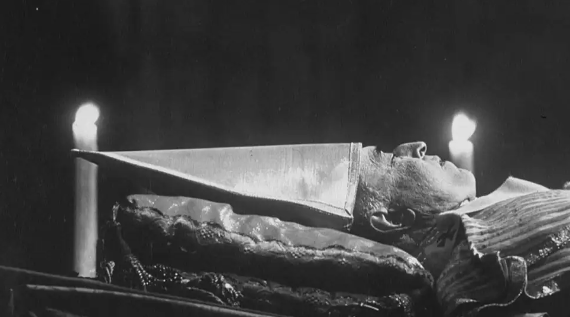 Capilla ardiente del papa Pío XII en la Basílica de San Pedro. | CEDOC