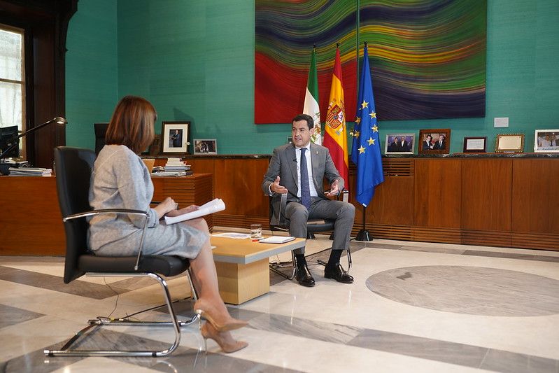 El presidente de la Junta, Juan Manuel Moreno, en una entrevista con Canal Sur Televisión.