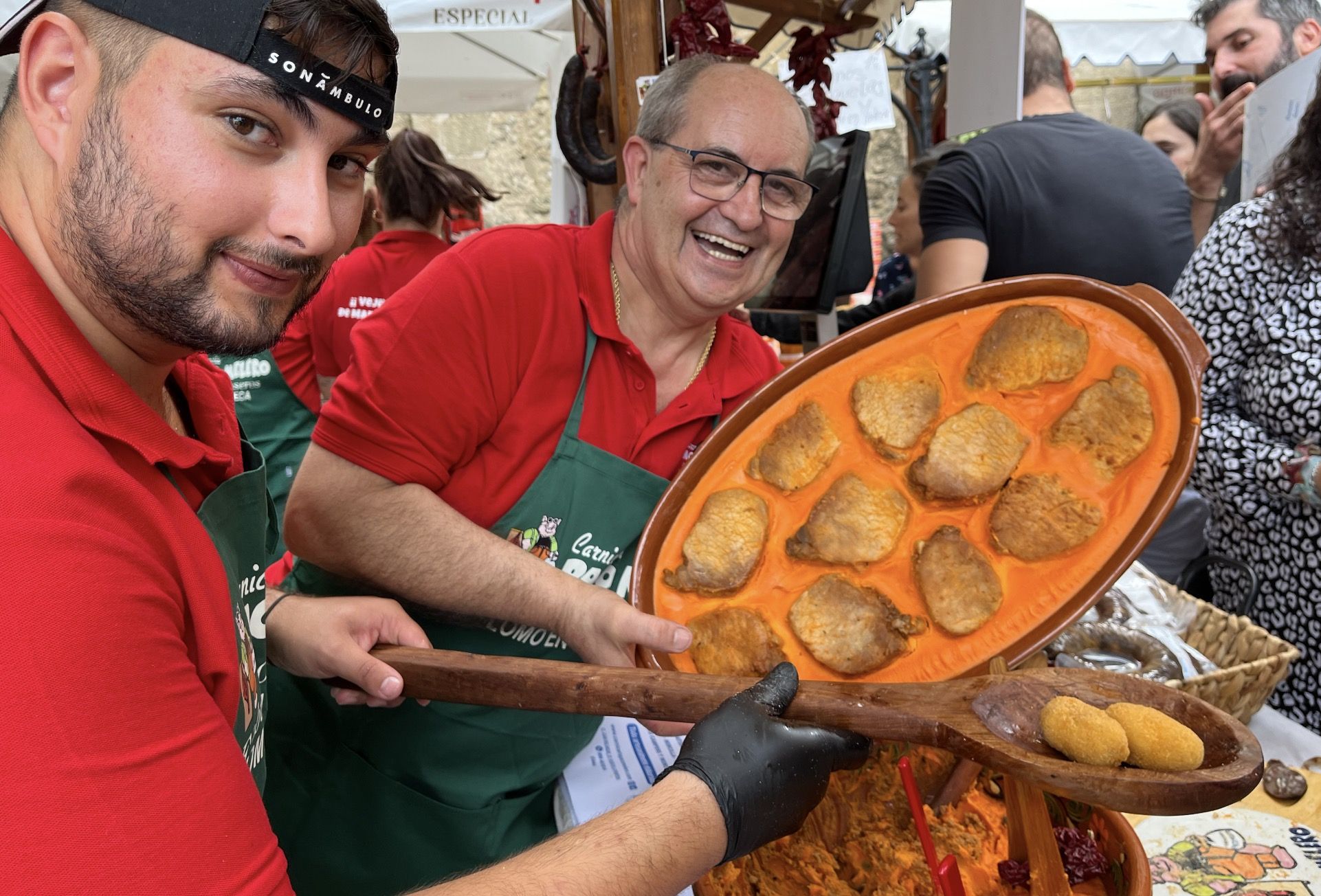 Más de 4.000 kilos de Lomo en Manteca y otros tantos de embutidos protagonizan la sexta jornada gastronómica internacional preparada por el Ayuntamiento de Vejer