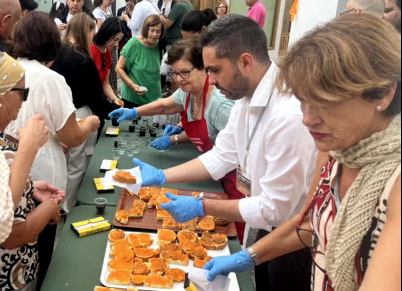 El alcalde de Vejer, Antonio González, participando en el desayuno benéfico del Día Internacional del Lomo en Manteca