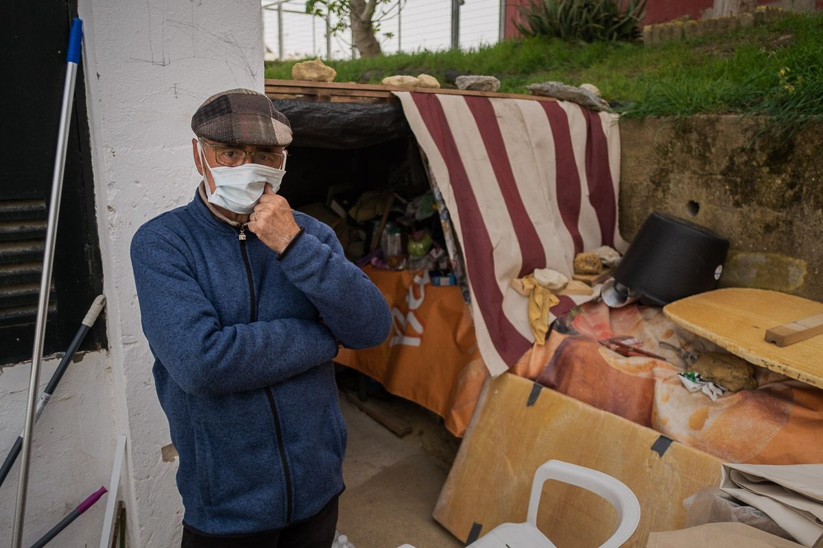 José María, con mascarilla, frente al lugar donde duerme. FOTO: MANU GARCÍA
