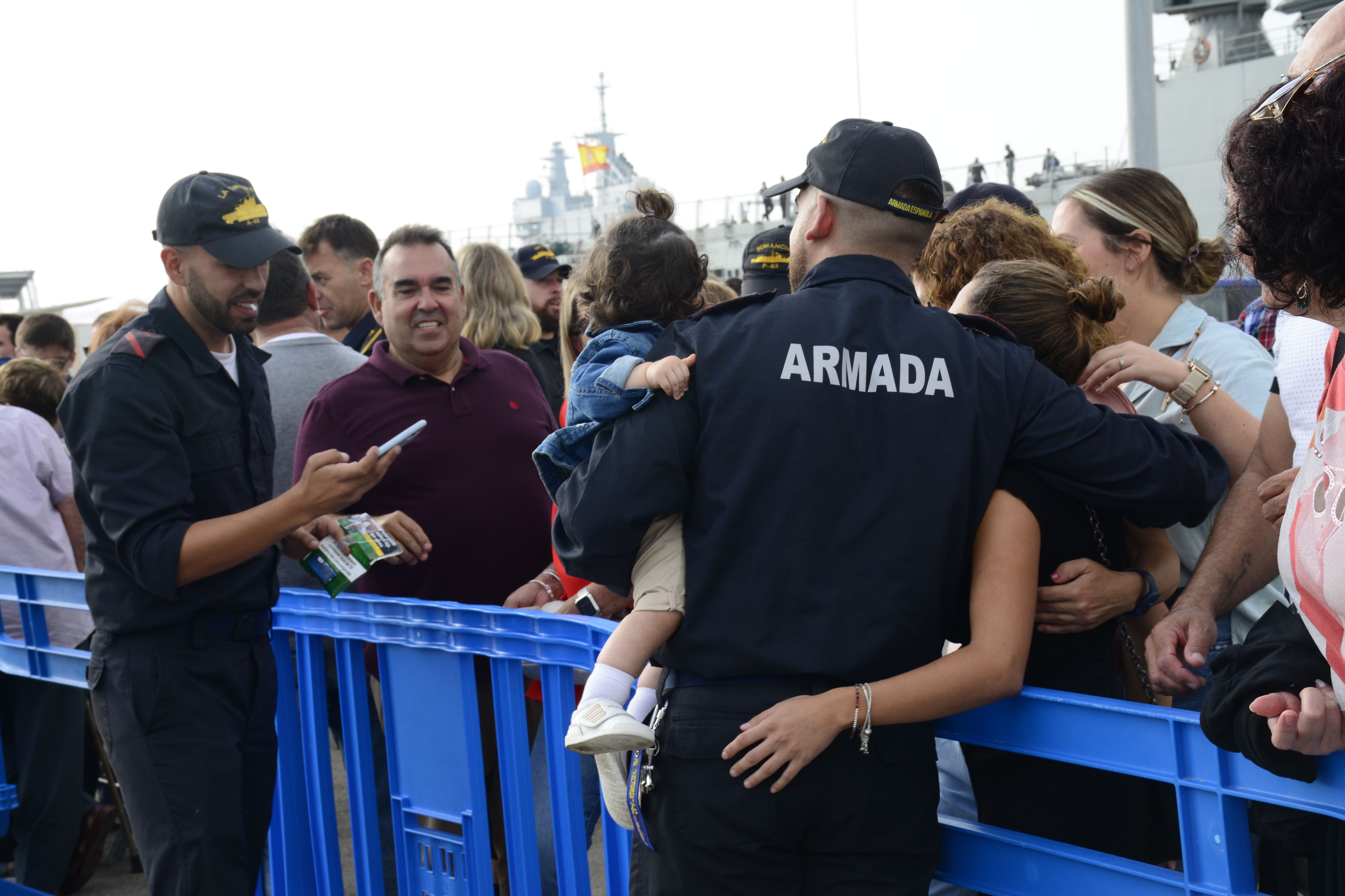 Emotiva despedida de los familiares en la base naval de Rota.