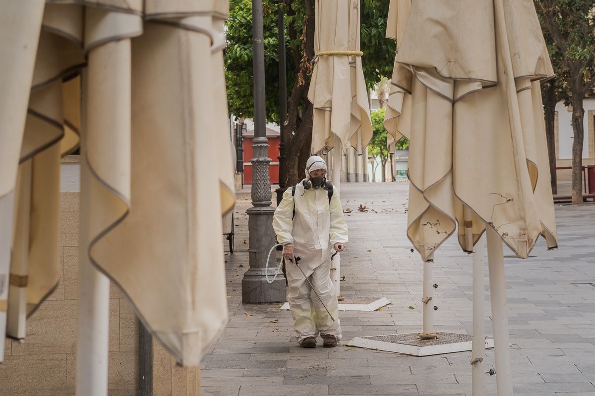 Limpieza a fondo en una calle Consistorio, durante el estado de alarma. FOTO: MANU GARCÍA