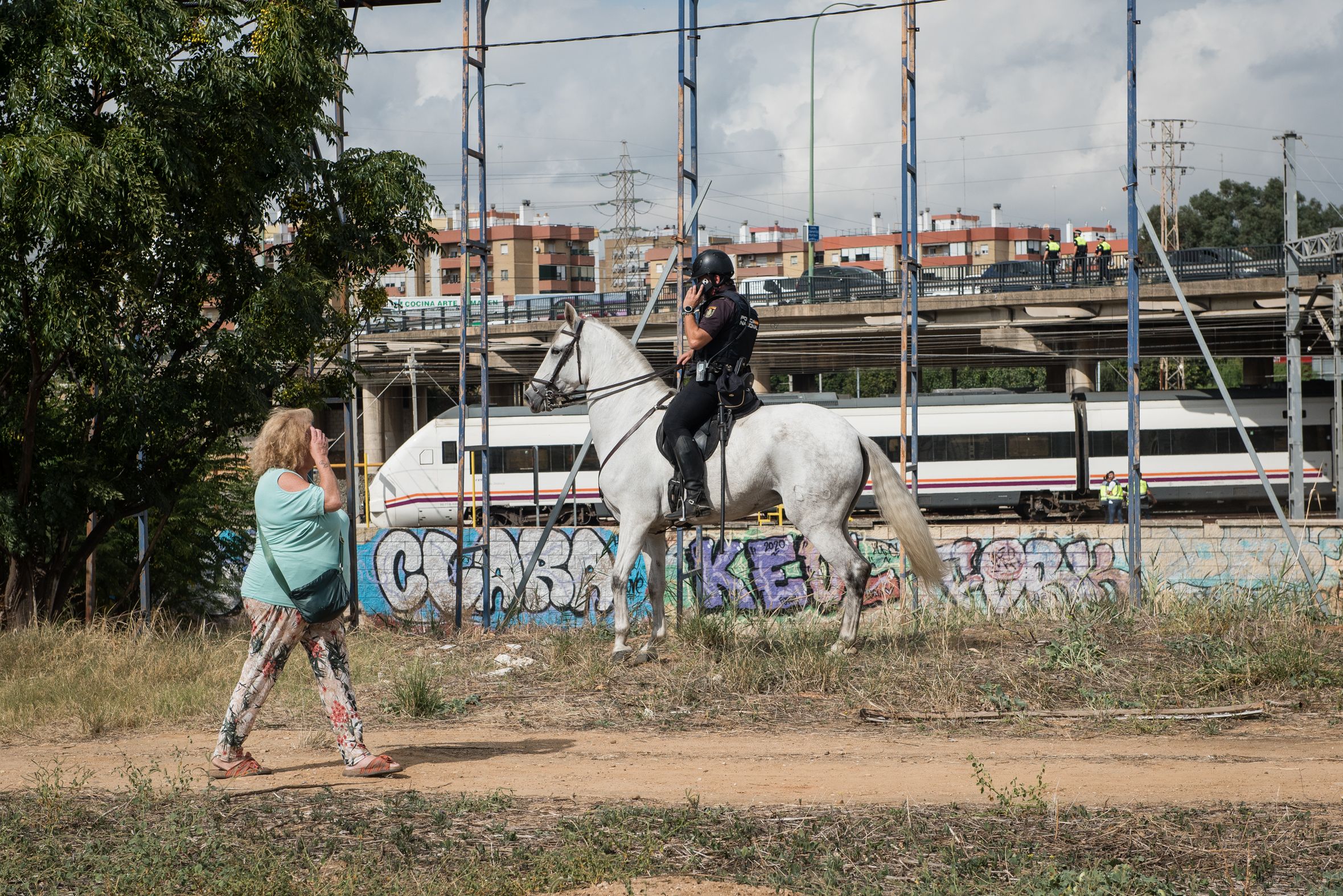 Un agente de Policía Nacional a caballo custodia el entorno junto al tren donde ha sido encontrado Álvaro Prieto.