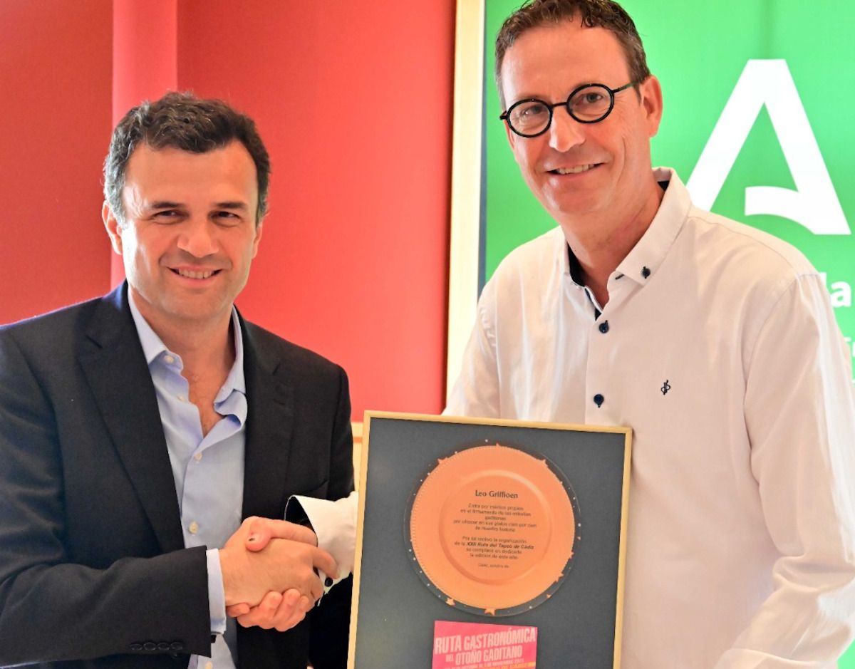 Entrega de la placa a León Griffioen.