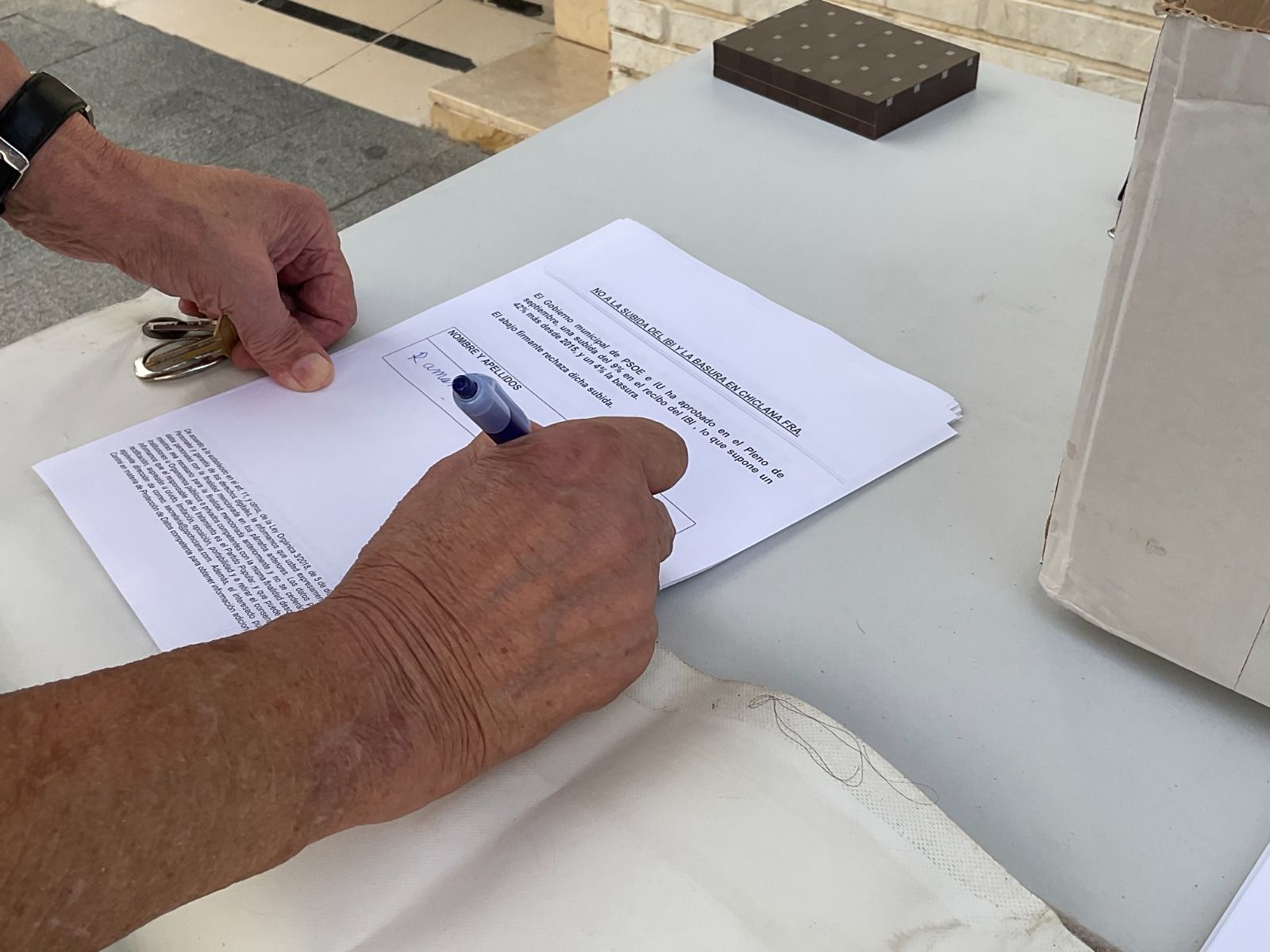 Una firma contra la subida del IBI en Chiclana.