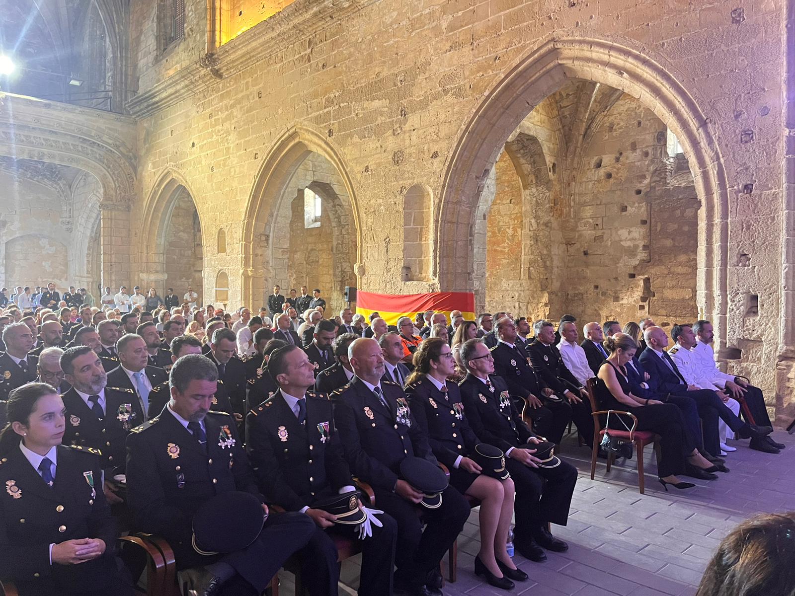 Agentes de la Policía Nacional en un acto conmemorativo en el Monasterio de La Victoria en El Puerto.