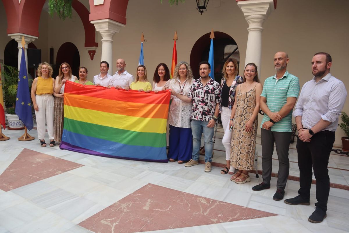 El Ayuntamiento de Alcalá de Guadaíra, en un acto con el colectivo LGTBI.
