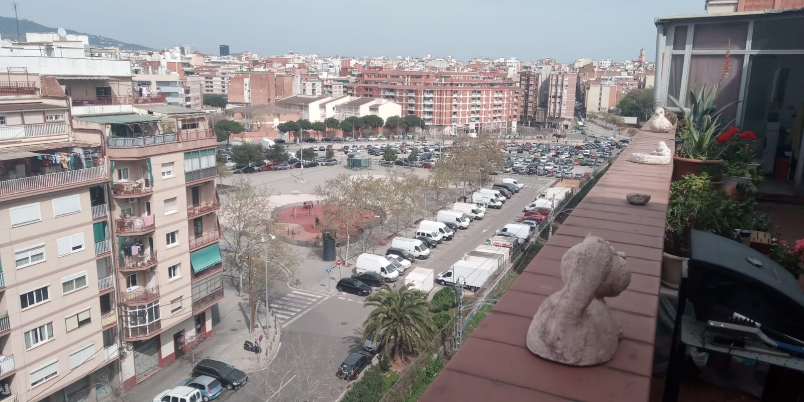 Vista de L' Hospitalet, paralizado, desde el apartamento de Quintero, el joven jerezano emigrado en Cataluña.