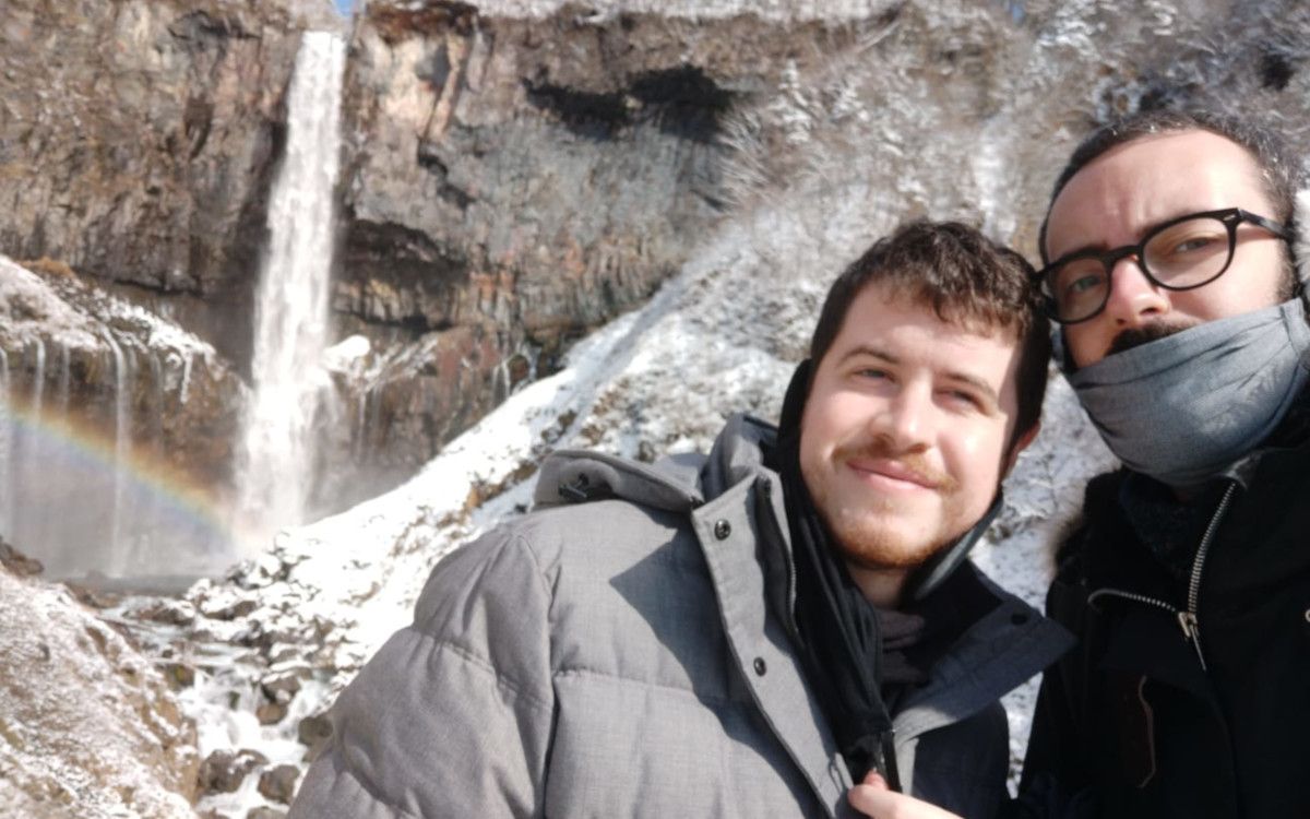 Pablo y Fon, junto a una catarata en Japón, durante su luna de miel.