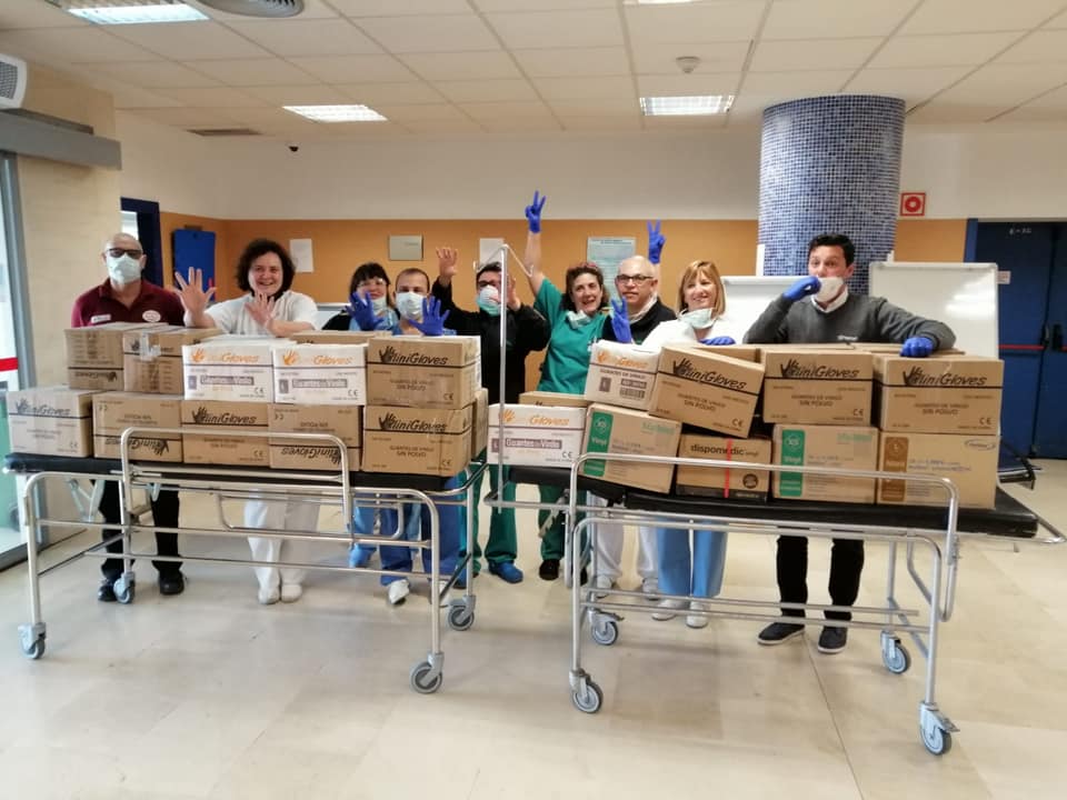 Personal sanitario del Hospital de Jerez, con guantes donados.