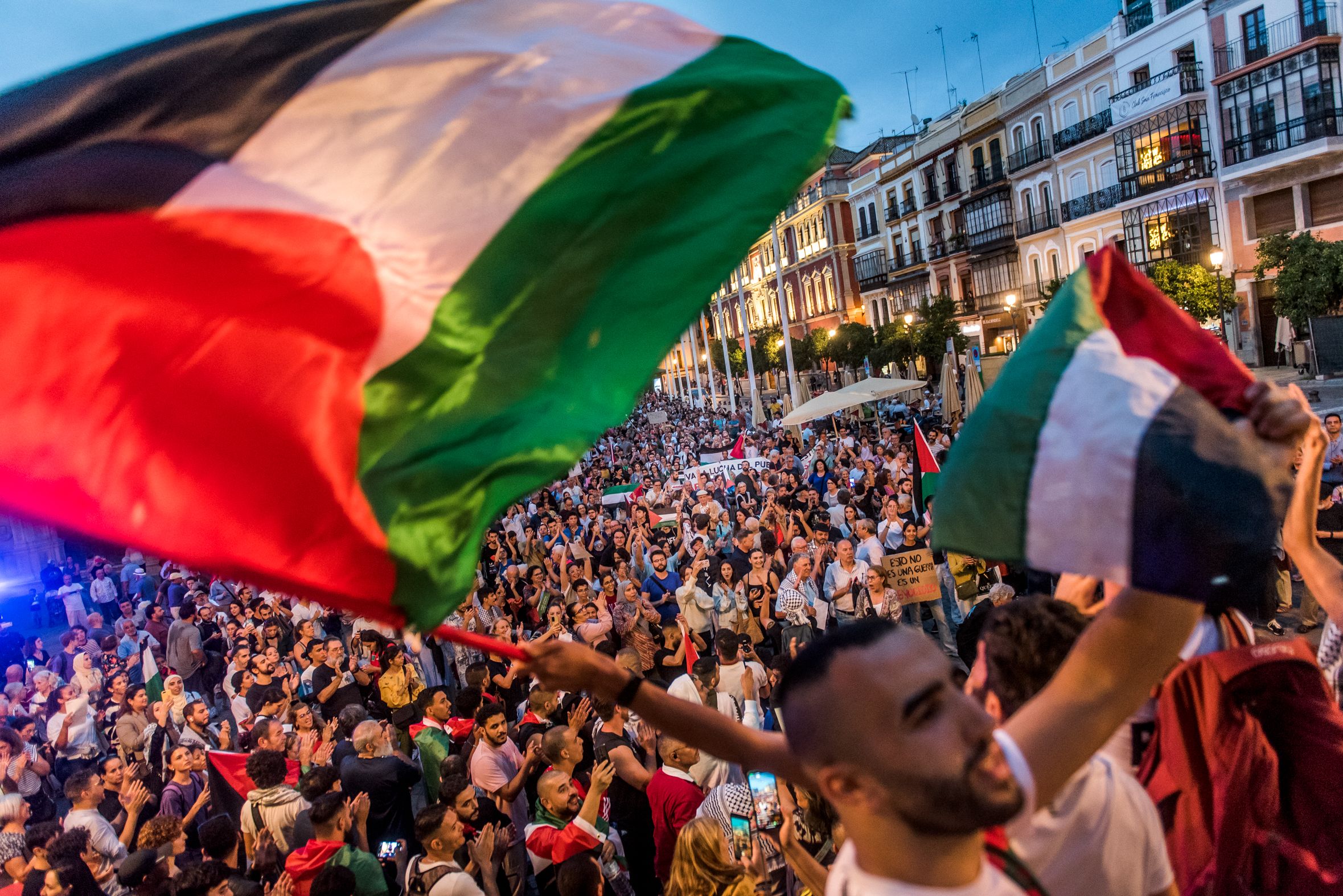Concentración en Sevilla en apoyo a Palestina por los ataques en Gaza.