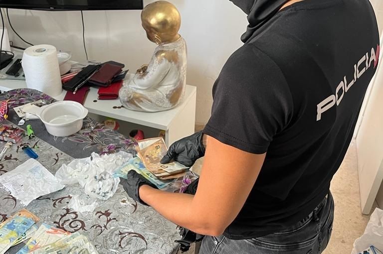 Drogas y dinero incautado en el 'narcopiso' de Sanlúcar.