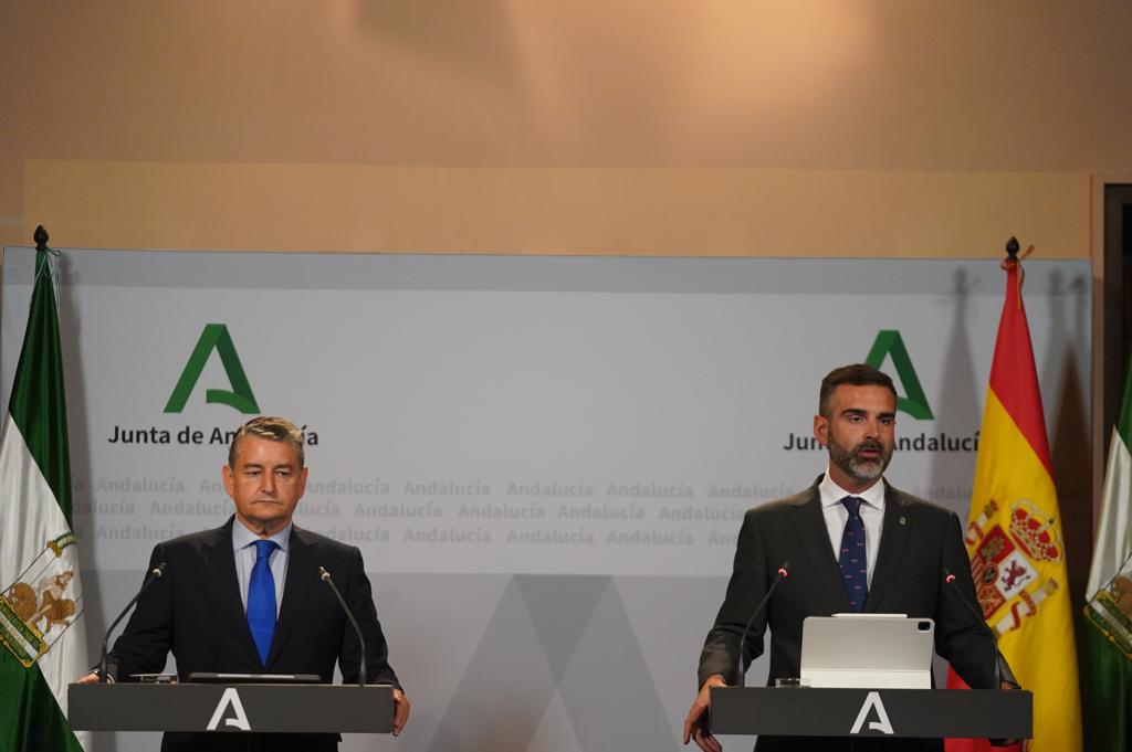 Sanz y Fernández-Pacheco en la rueda de prensa tras el Consejo de Gobierno de la Junta de Andalucía.