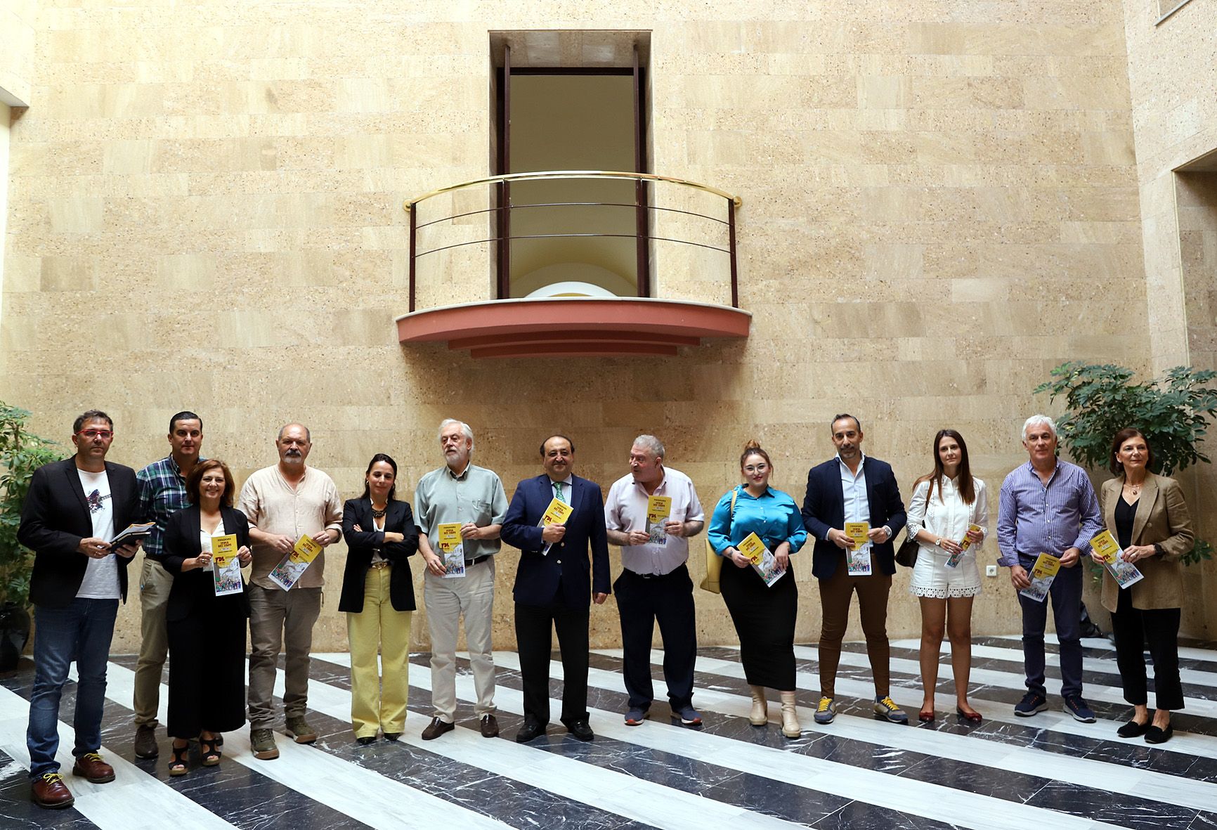 Foto de familia tras la presentación de una nueva edición de la Feria del Libro de Jerez.