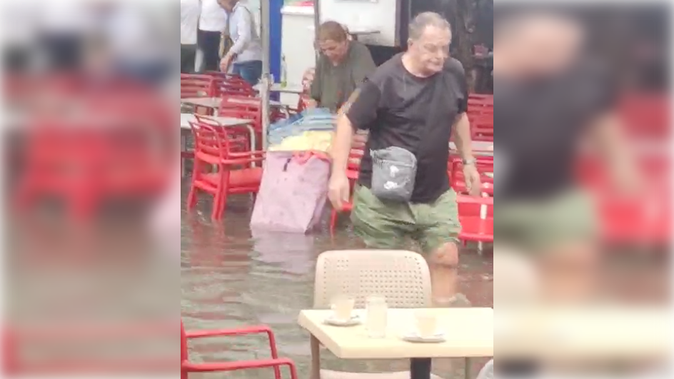 Una calle de Sanlúcar, convertida en un río de agua tras la tromba.