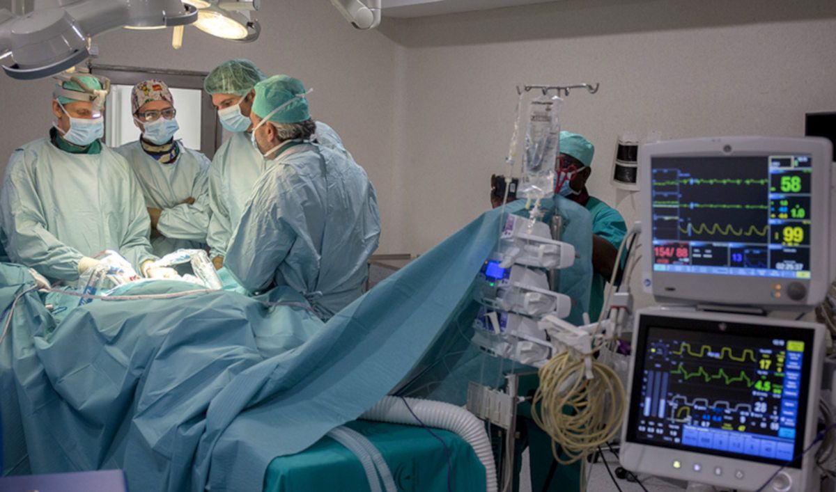 Profesionales del SAS, durante una intervención quirúrgica. FOTO: Junta