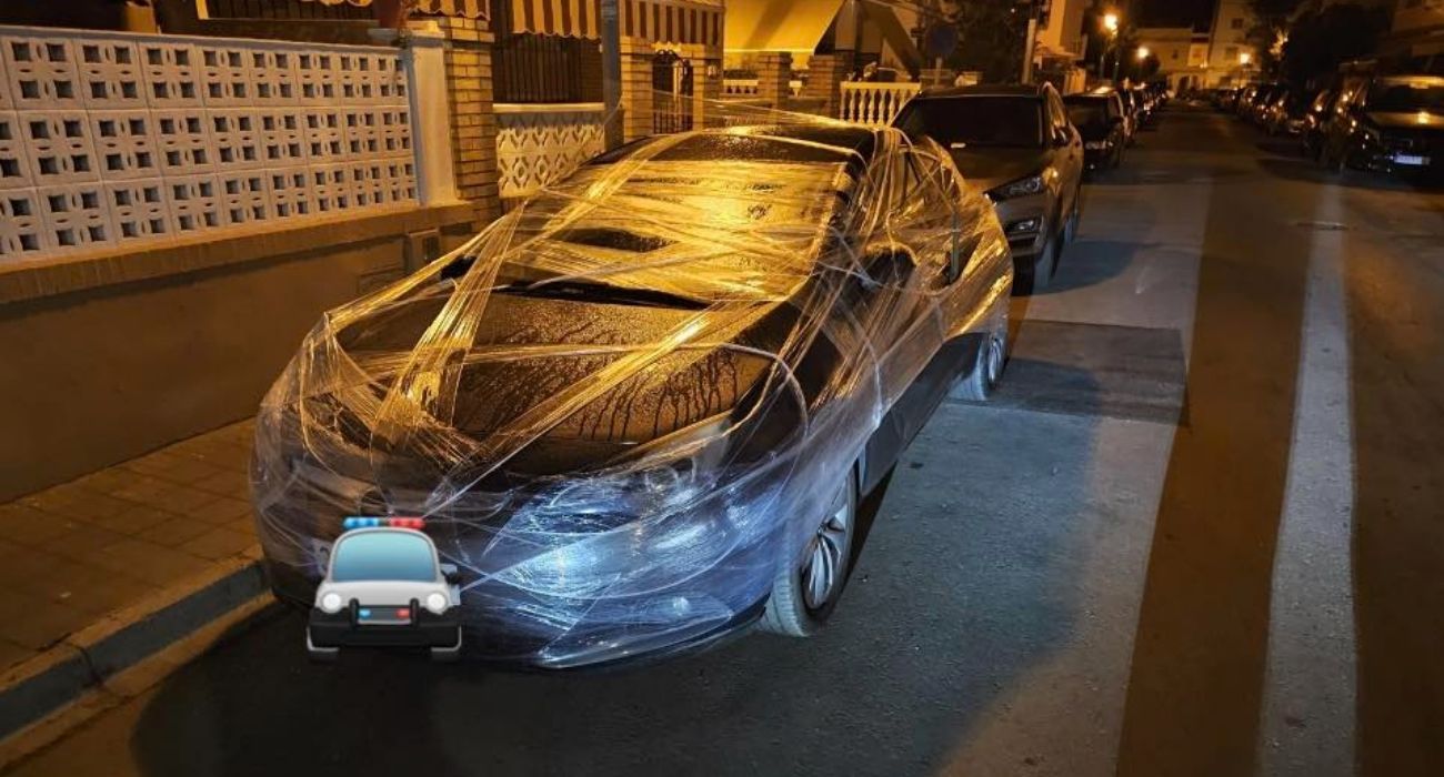 El coche envuelto en papel film en Chipiona.