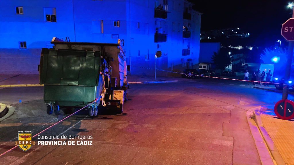 La recuperación del vehículo tras el suceso en Ubrique por parte de Bomberos.