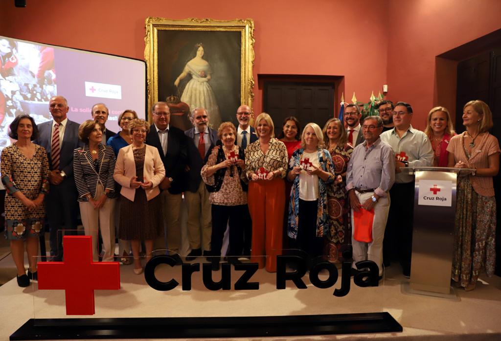 Los galardonados por Cruz Roja, directivos de la entidad y la alcaldesa en el acto del Alcázar.