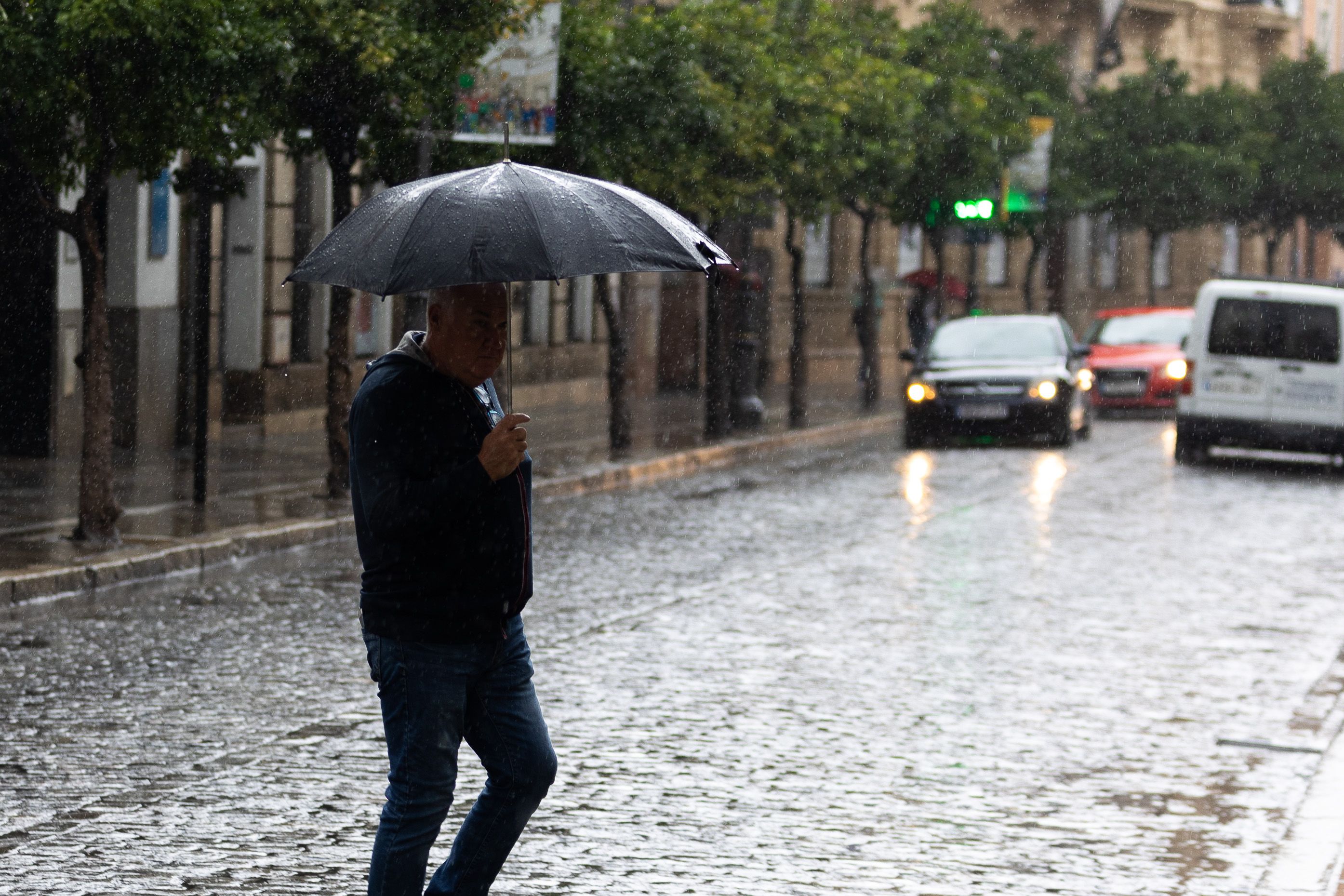 Una persona se protege con paraguas, días atrás, de la lluvia.