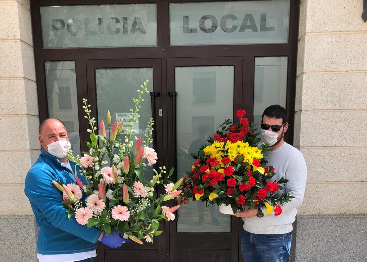 Floricultores de Chipiona, regalando flores a comisarías.