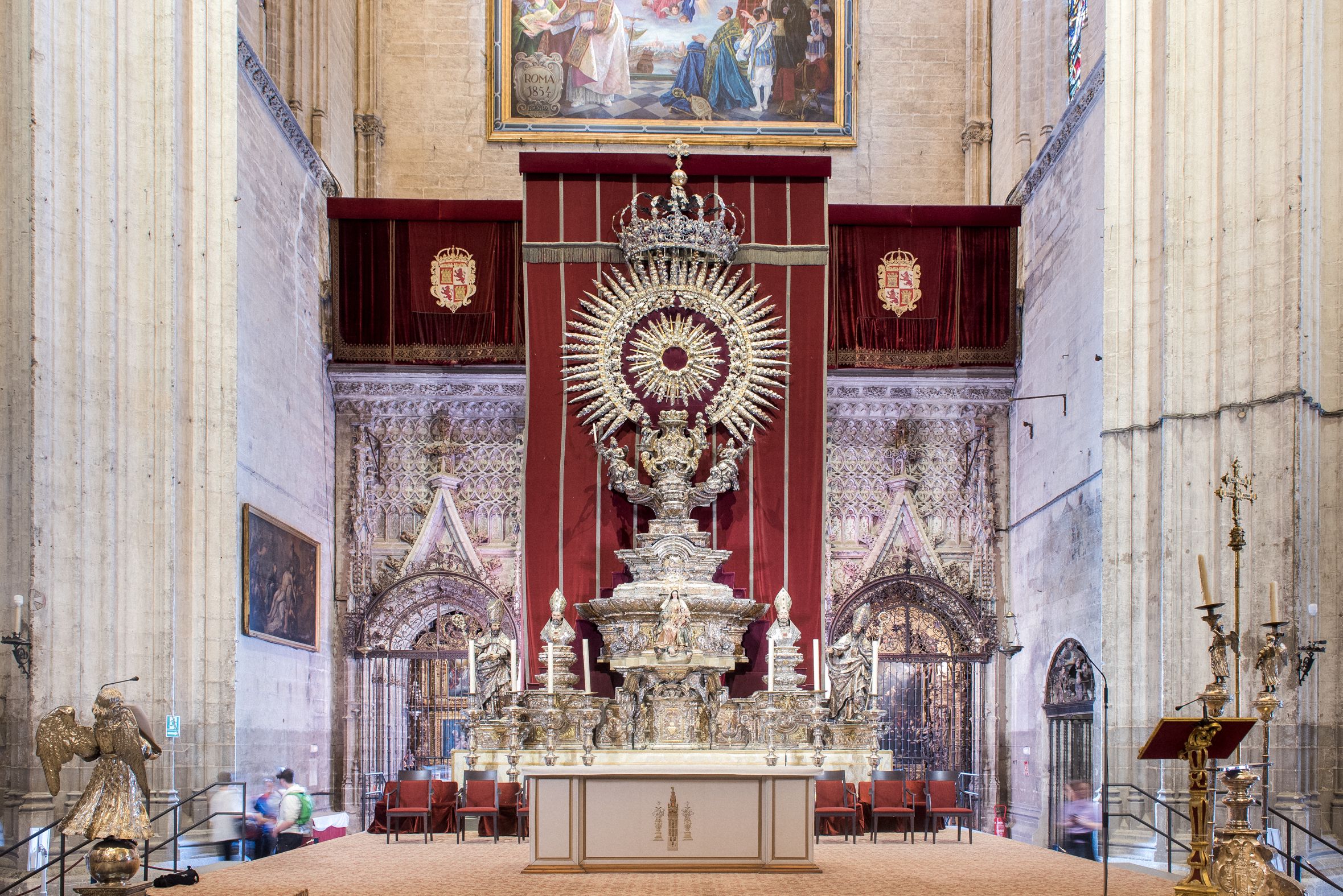 El altar en toda su extensión, instalado en una nave lateral del templo. 