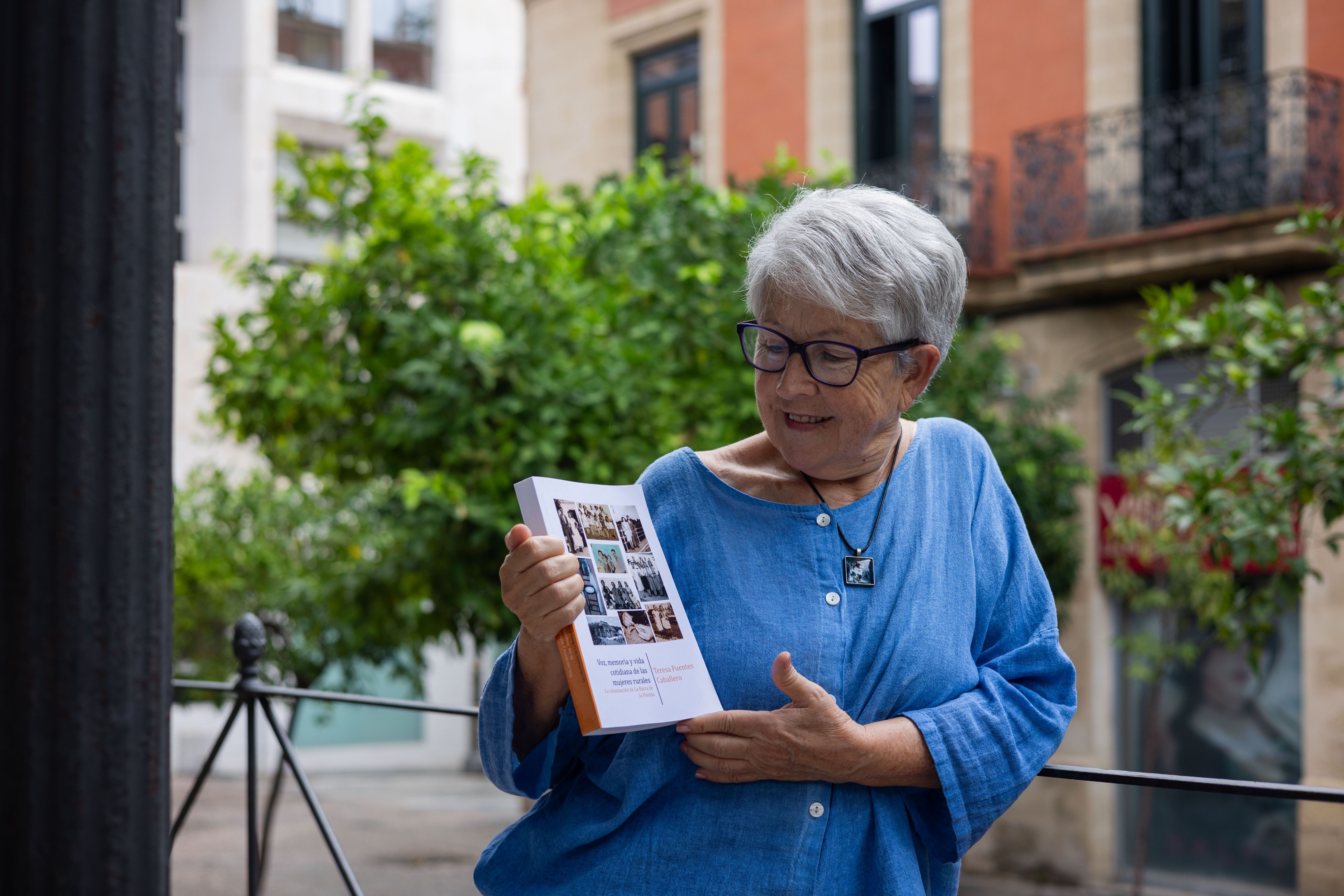La autora de 'Voz, memoria y vida cotidiana de las mujeres rurales', con su obra. MANU GARCÍA.
