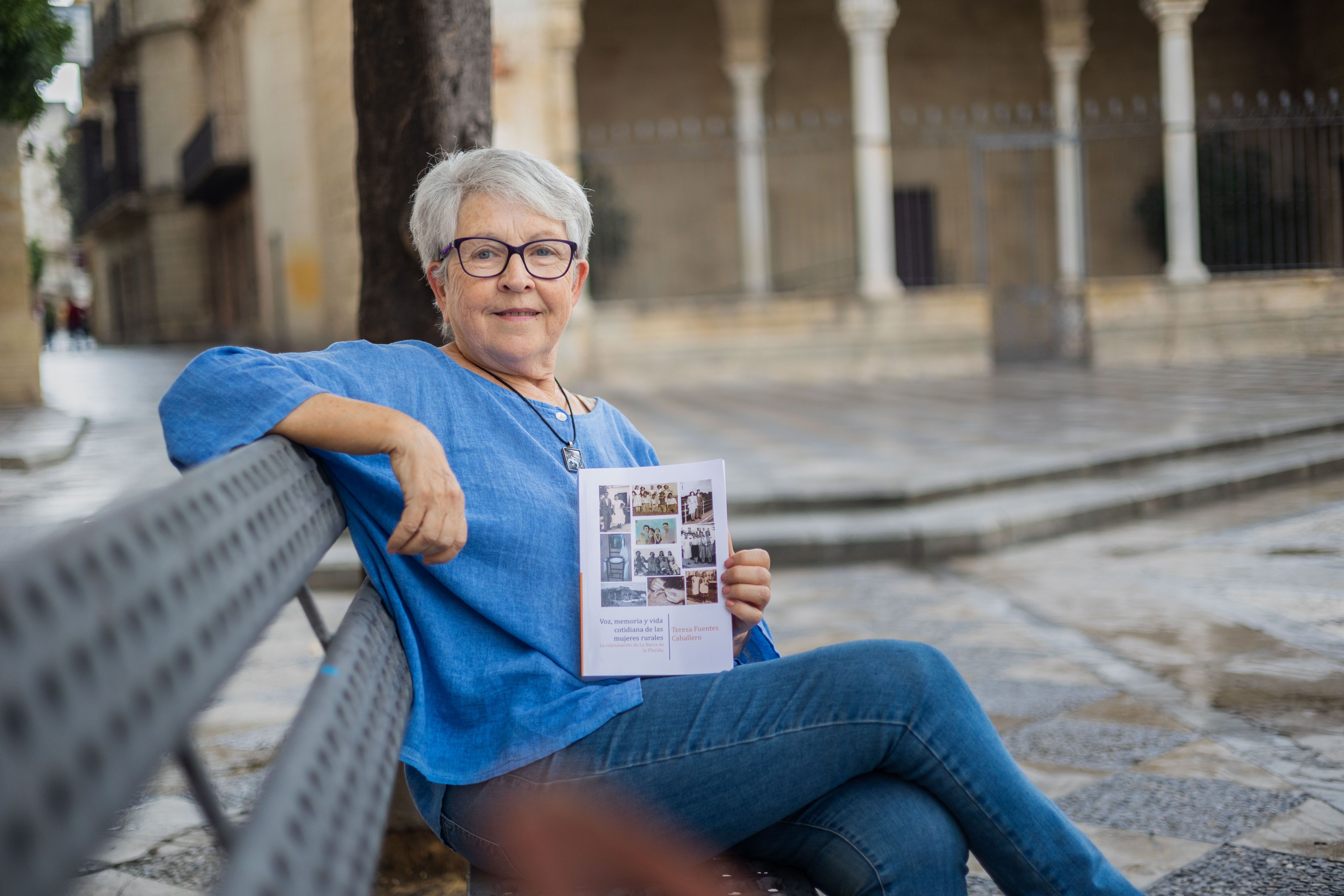 Teresa Fuentes posa con un ejemplar de la tercera edicición de su libro. 