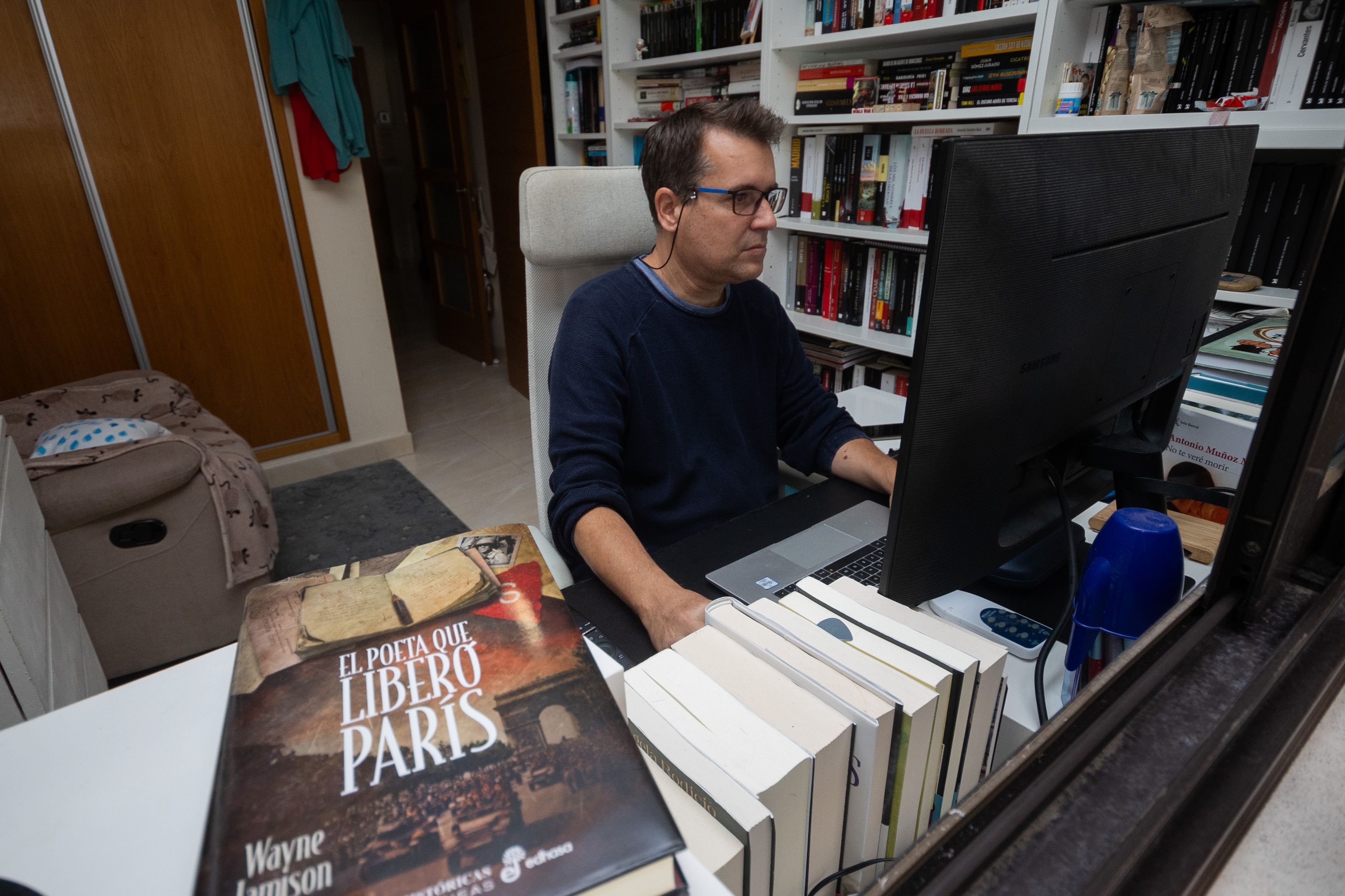 El escritor nacido en Rota, Wayne Jamison, en plena faena. 