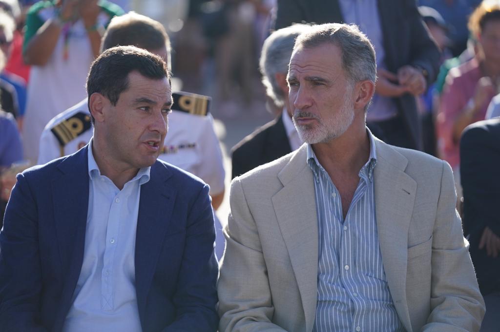 Juanma Moreno junto al rey Felipe VI.